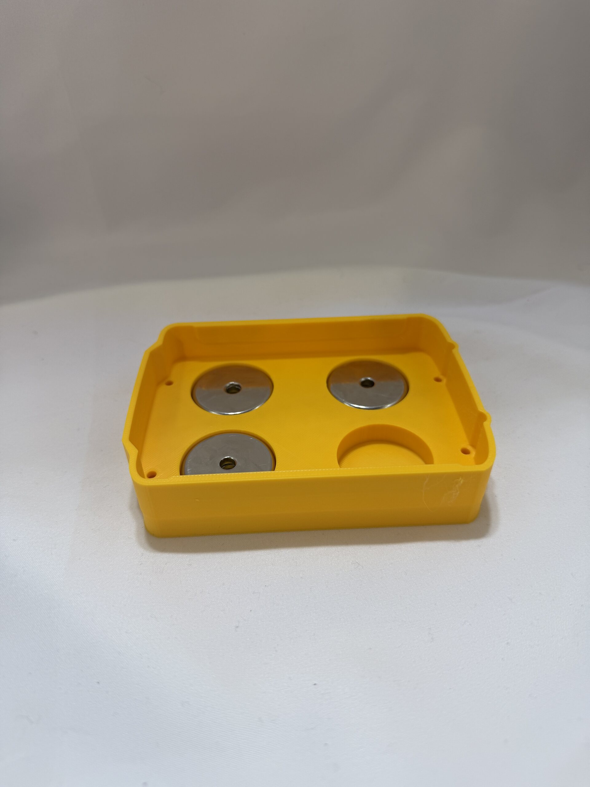 Makita vs DeWalt: Choosing a Cordless Tool Platform 2 Interior of a yellow printed battery base showing round magnet recesses