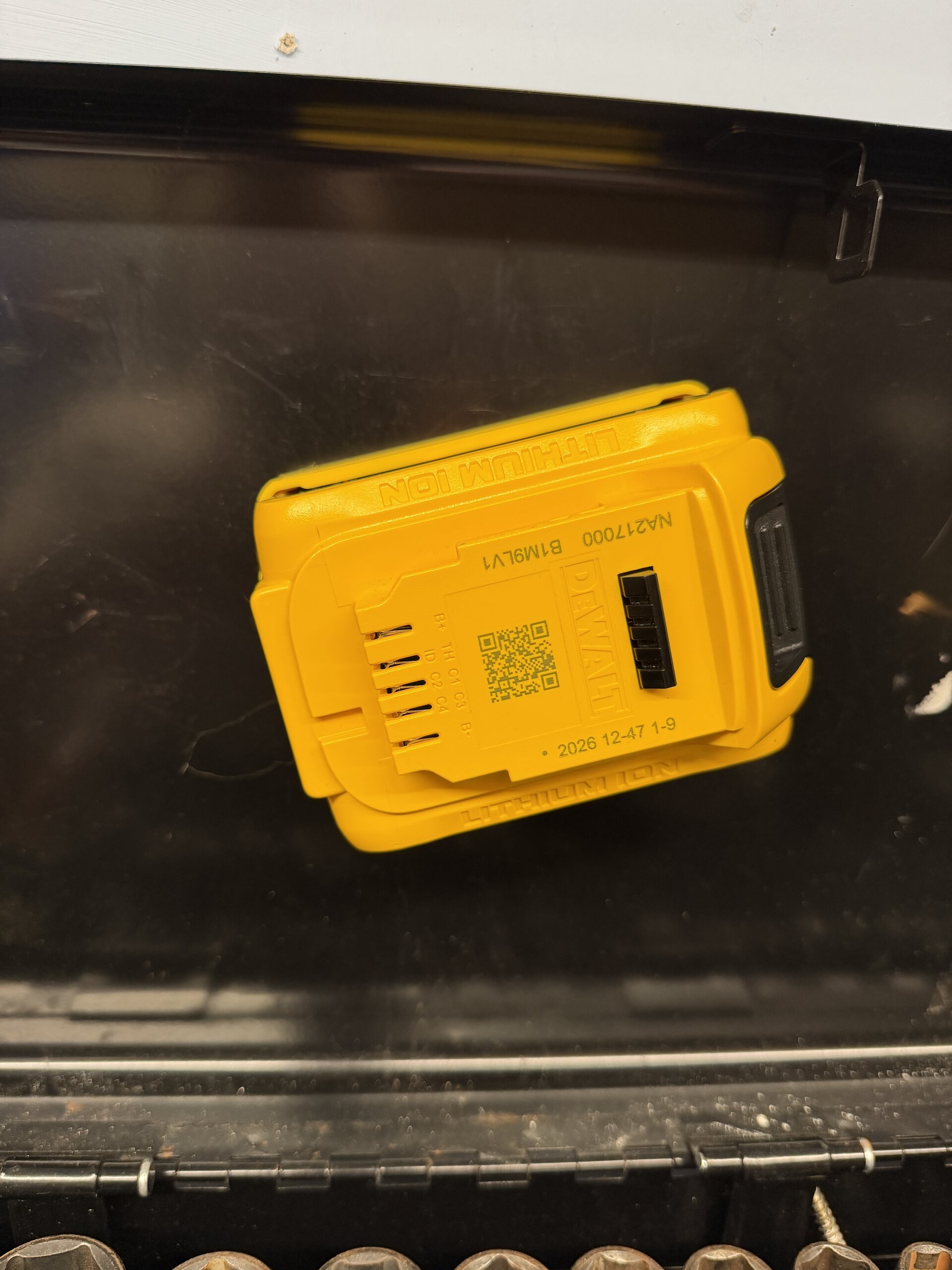 DeWalt 18V XR 5Ah Magnetic Battery Base 8 DeWalt 18V XR 5Ah Magnetic Battery Base - Image 8