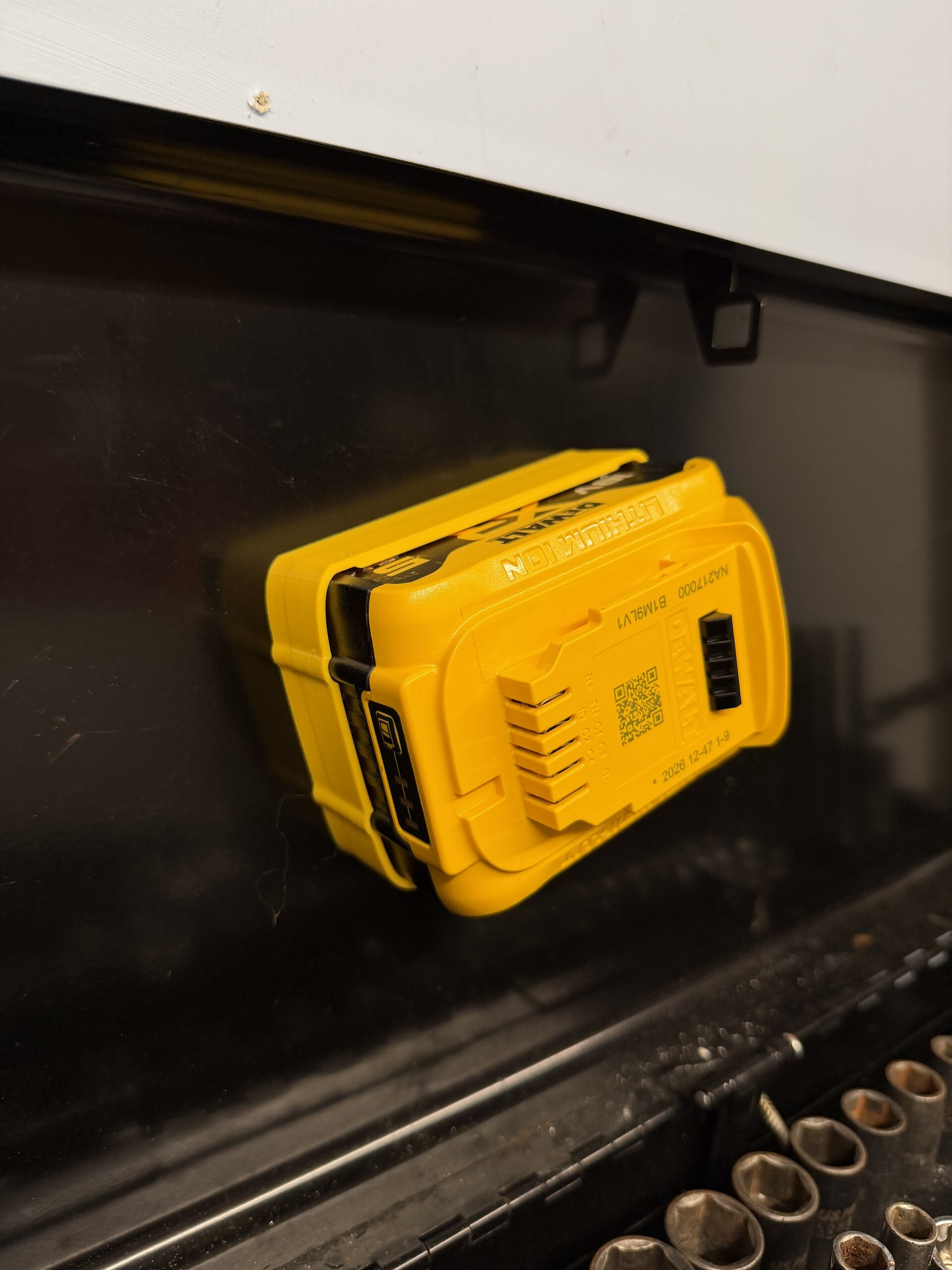 DeWalt 18V XR 5Ah Magnetic Battery Base 9 DeWalt 18V XR 5Ah Magnetic Battery Base - Image 9