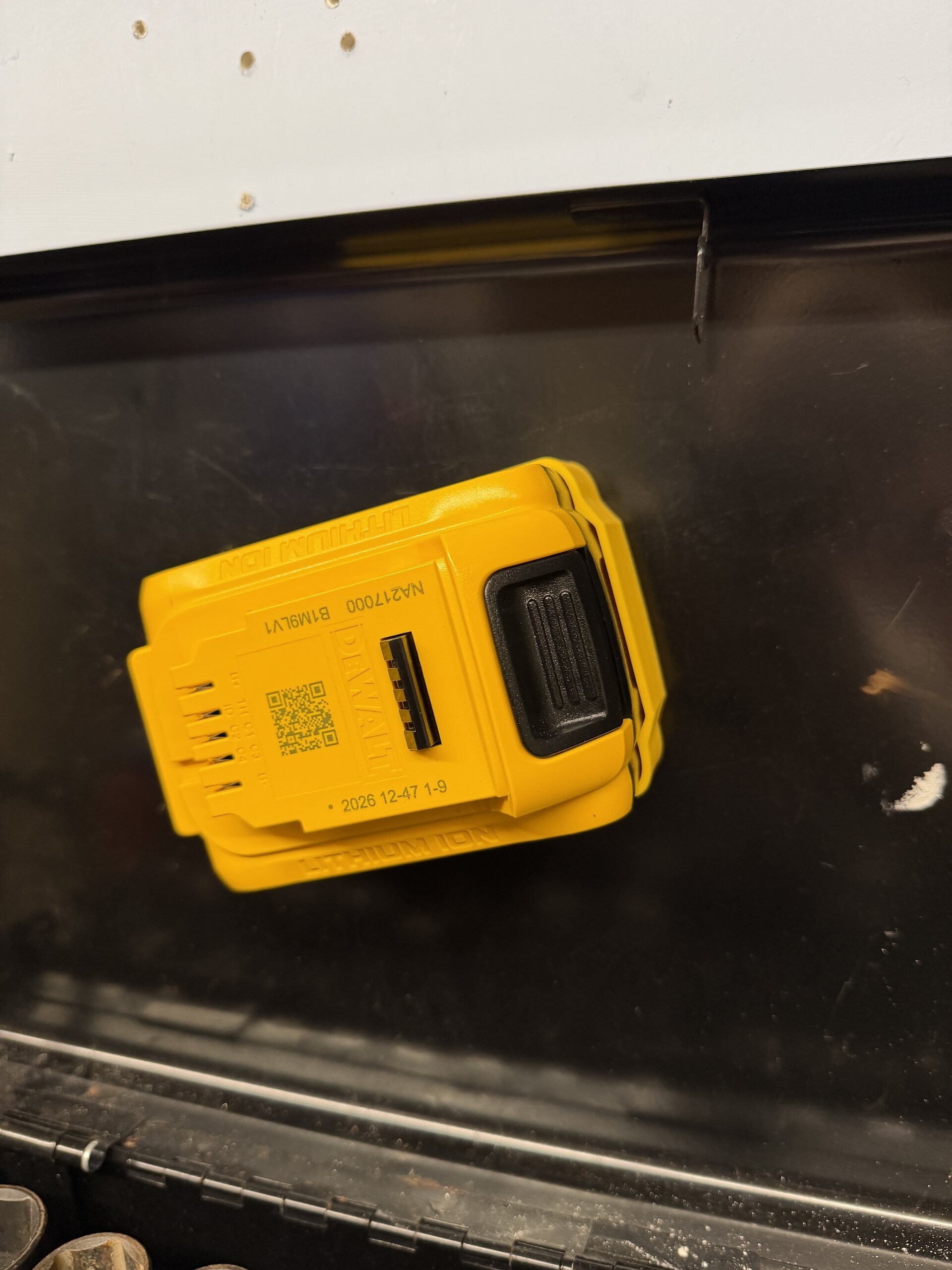 DeWalt 18V XR 5Ah Magnetic Battery Base 10 DeWalt 18V XR 5Ah Magnetic Battery Base - Image 10
