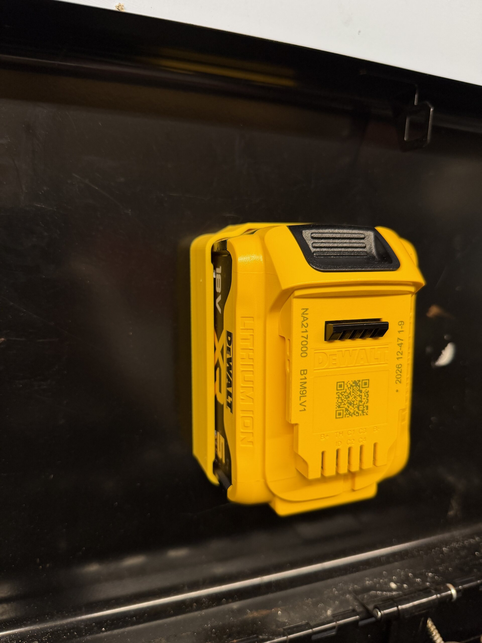 DeWalt 18V XR 5Ah Magnetic Battery Base 11 DeWalt 18V XR 5Ah Magnetic Battery Base - Image 11