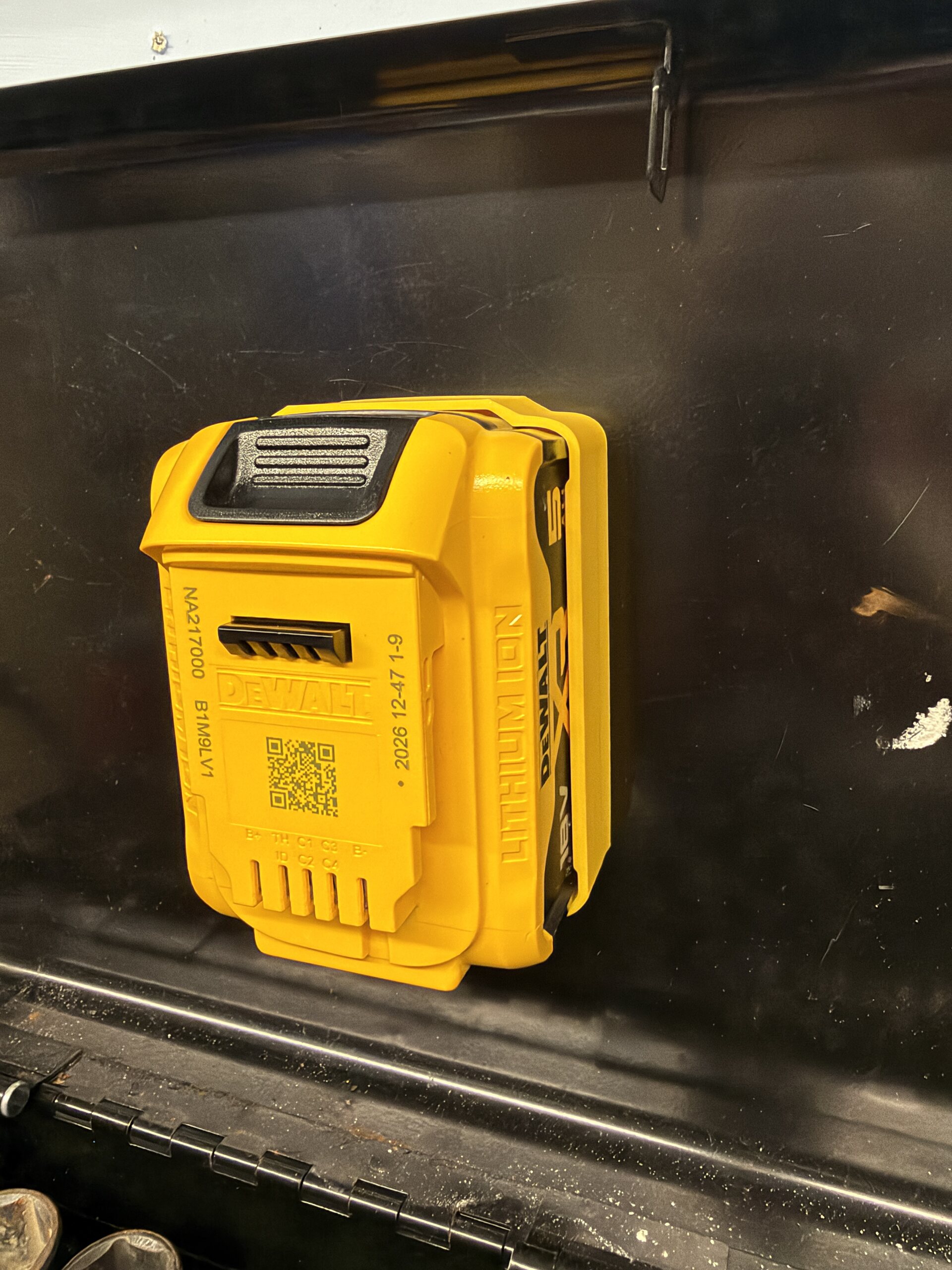 DeWalt 18V XR 5Ah Magnetic Battery Base 12 DeWalt 18V XR 5Ah Magnetic Battery Base - Image 12