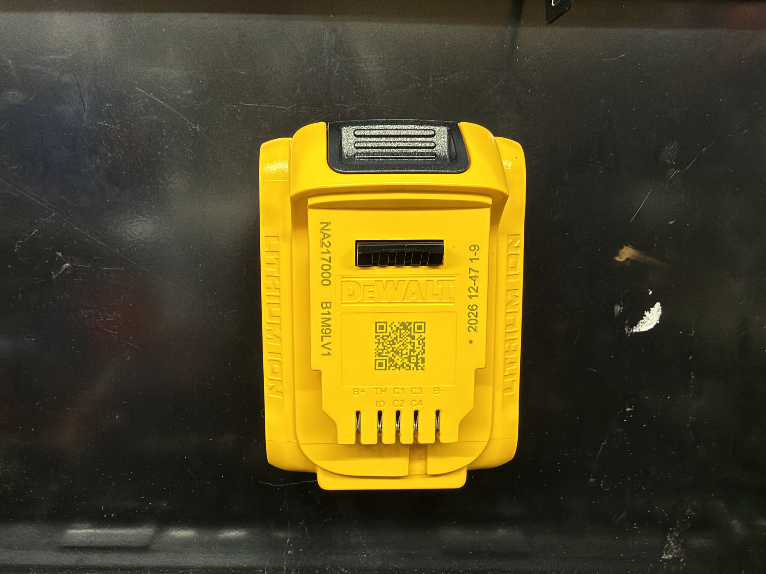 DeWalt 18V XR 5Ah Magnetic Battery Base 13 DeWalt 18V XR 5Ah Magnetic Battery Base - Image 13