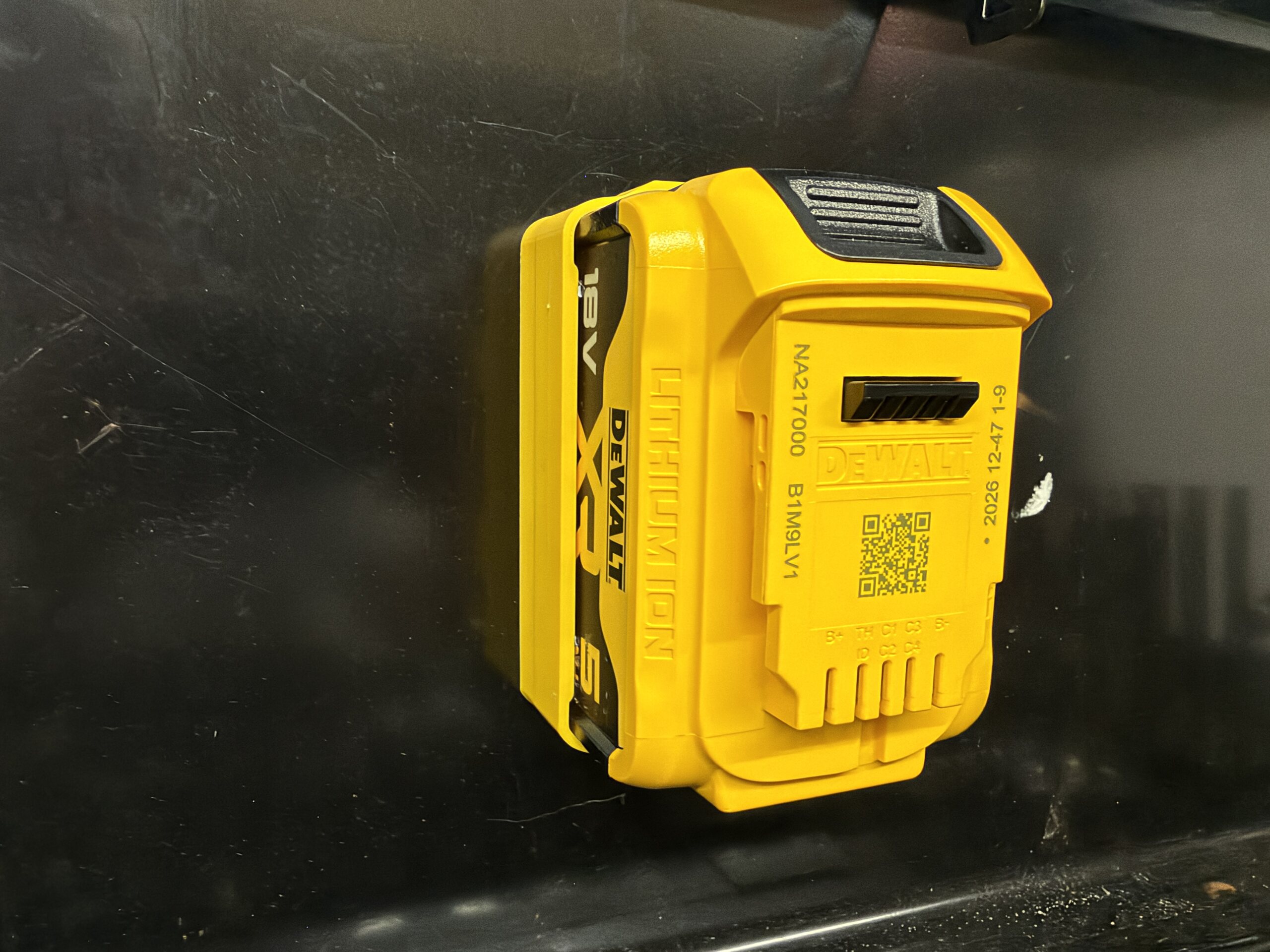 DeWalt 18V XR 5Ah Magnetic Battery Base 14 DeWalt 18V XR 5Ah Magnetic Battery Base - Image 14