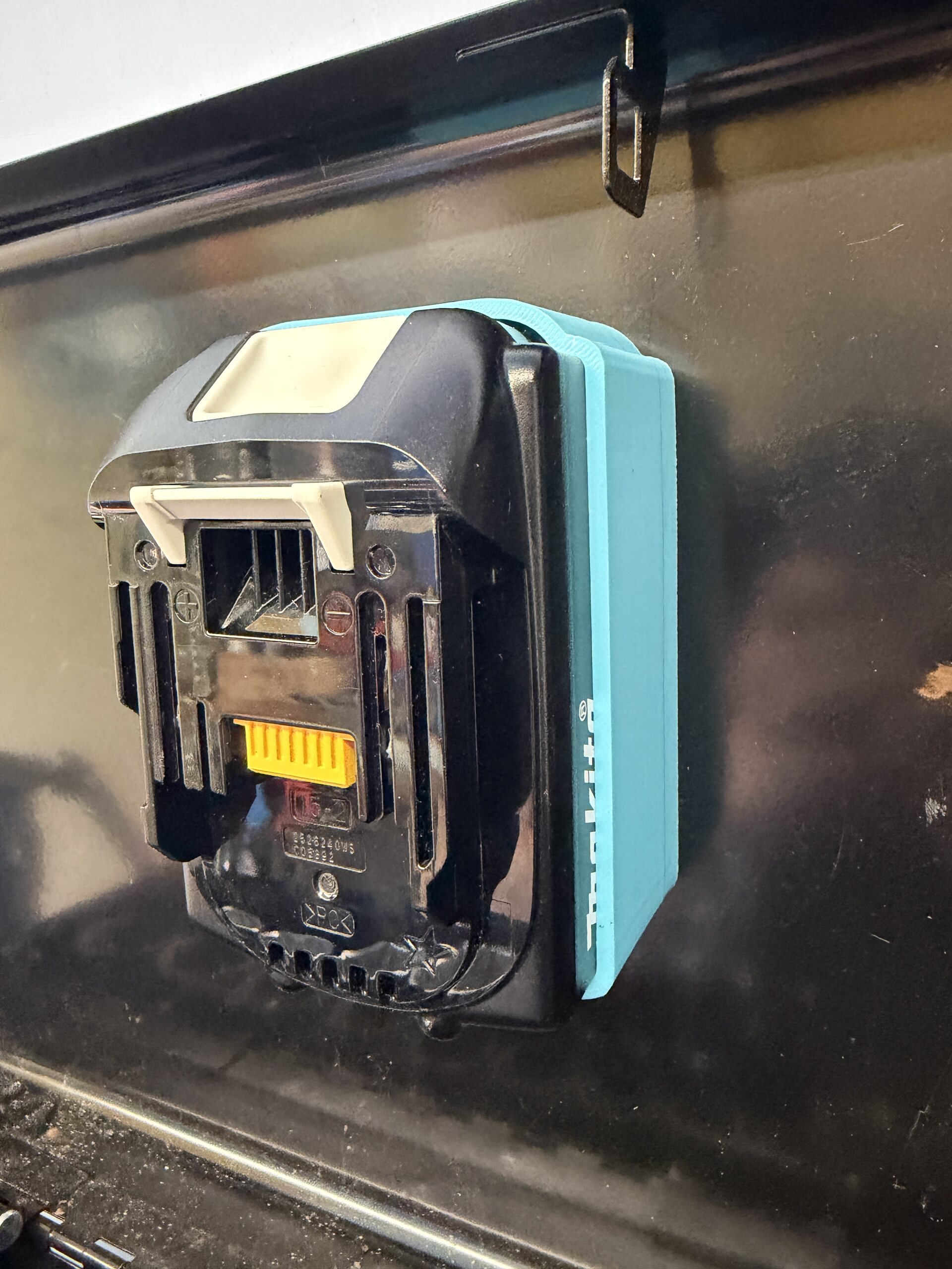 Makita 18V 5.0Ah Magnetic Battery Base 4 Makita 18V 5.0Ah Magnetic Battery Base - Image 4
