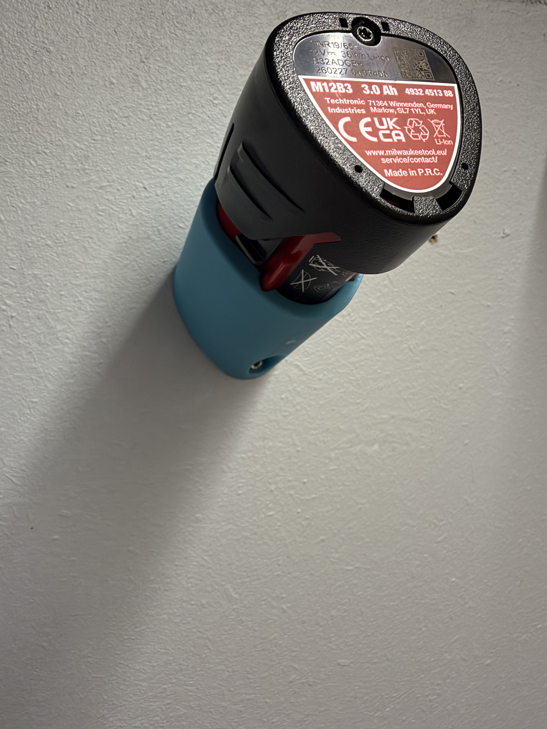 Milwaukee M12 Angled Battery Wall Holder 7 Milwaukee M12 Angled Battery Wall Holder – product detail 6