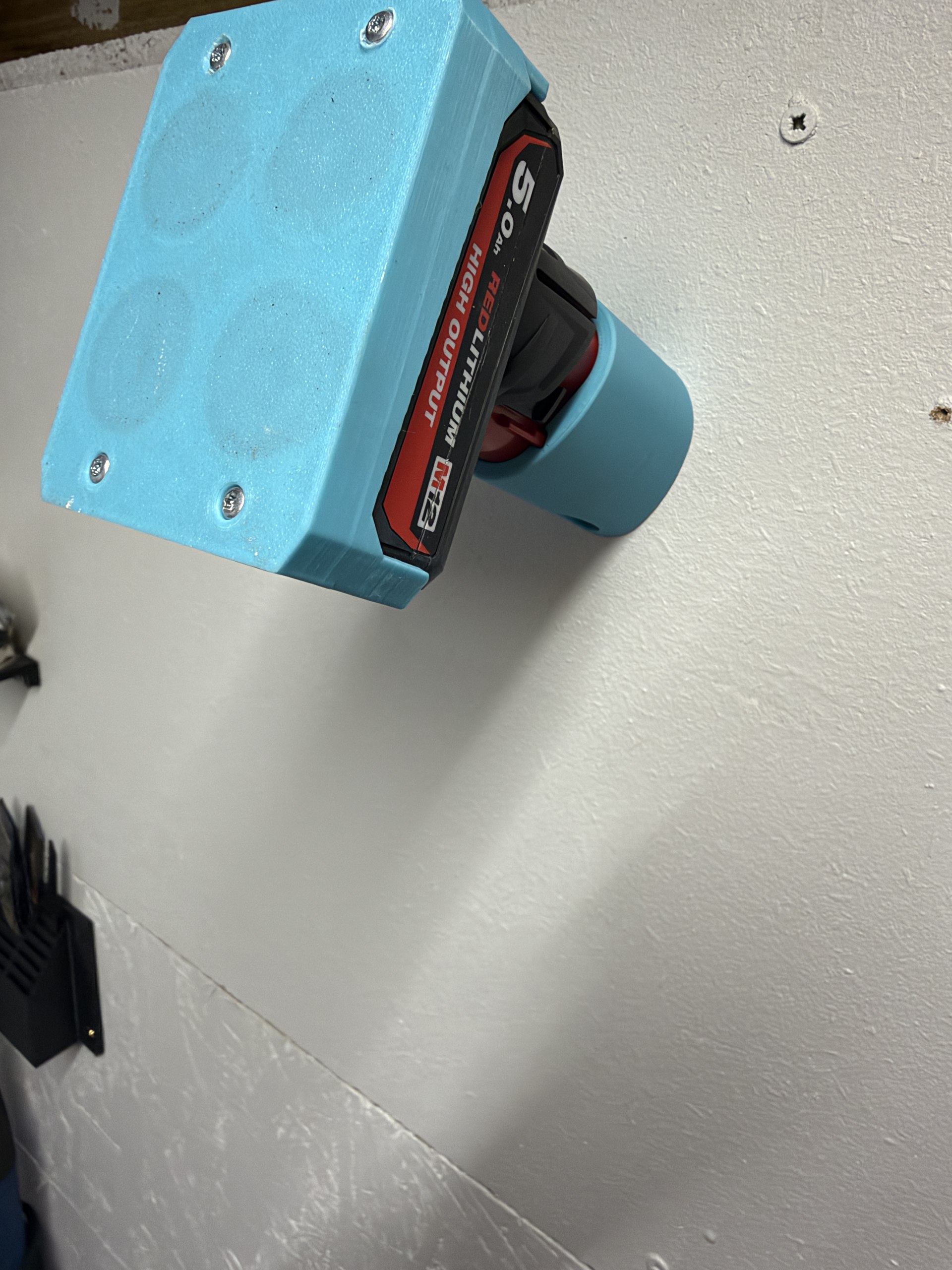 Milwaukee M12 Angled Battery Wall Holder 9 Milwaukee M12 Angled Battery Wall Holder – product detail 8